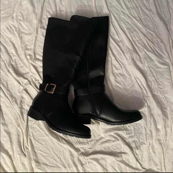 Sold on daughters closet - Picture 2 of 4